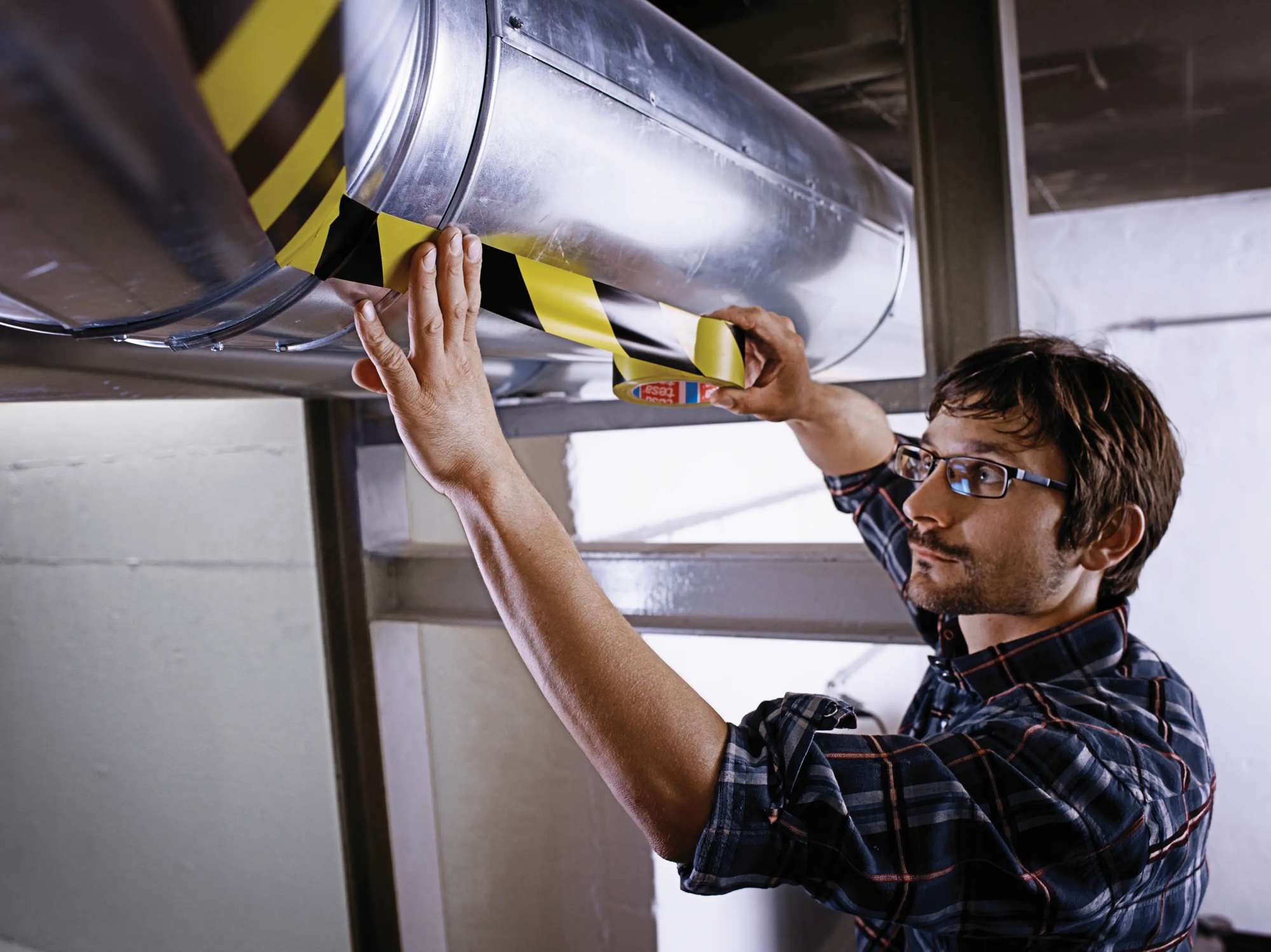 60760-001 tesa 60760 Bodenmarkierung, 33 m x 50 mm, rot/weiss